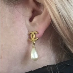 Signature CHANEL Pearl Finish Drop Earrings, clip
